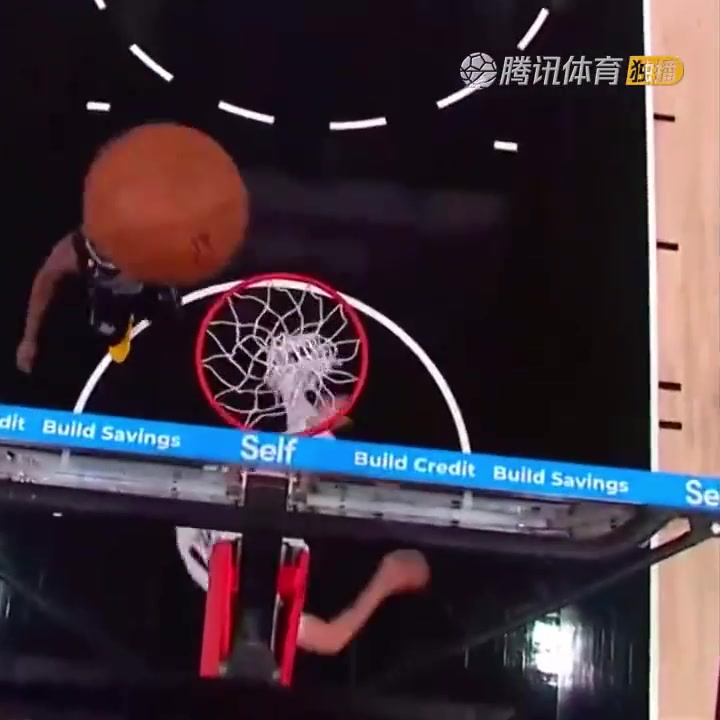 罕見(jiàn)一幕！努爾基奇拋投 球神奇停在籃板上沿 看呆凱爾登?。ㄅ瑺柣婕\）