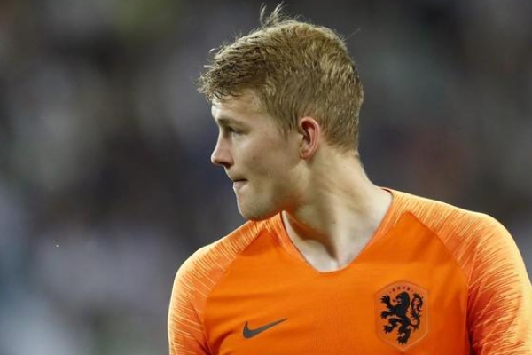 德弗里踢什么位置？