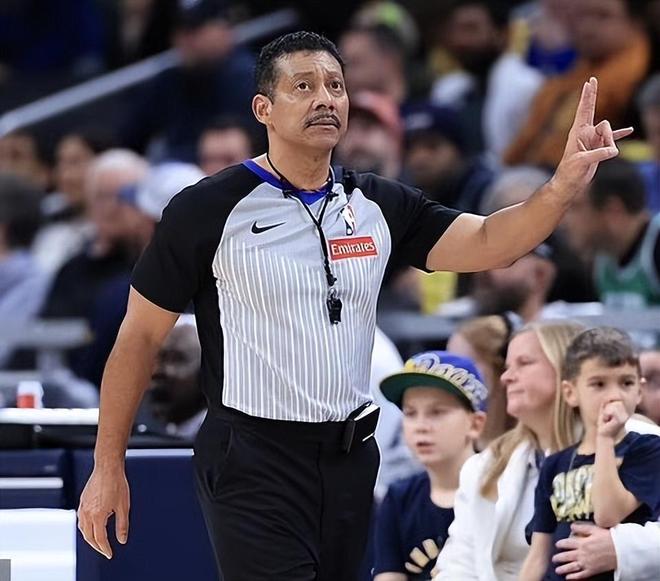 名哨腿筋拉傷無(wú)限期休戰(zhàn)！昨日坐輪椅離場(chǎng) 有望常規(guī)賽結(jié)束前回歸