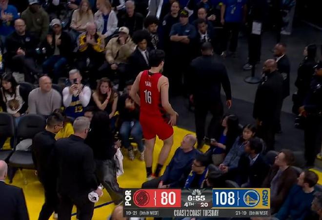 幸無大礙！楊瀚森后腦被撞后經(jīng)短暫檢查重返球場繼續(xù)比賽